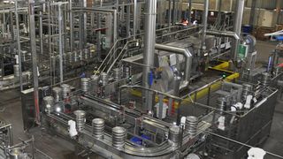 Promag 53H mit Ethernet-IP-Anbindung in der Bierfassabfüllung: Datenzugriff von allen Ebenen der Automatisierung erlaubt Prozessoptimierung sowie planbaren Service. (Bild: Comac)