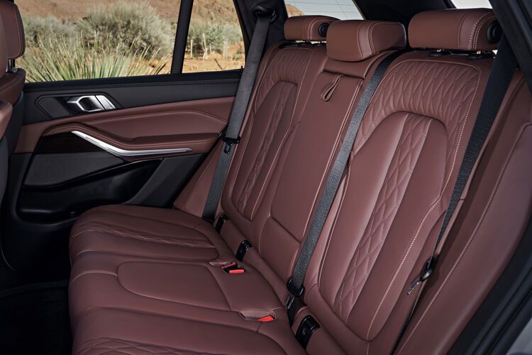 Neben der zweiten Sitzreihe wird optional auch noch eine Dritte angeboten. (BMW)