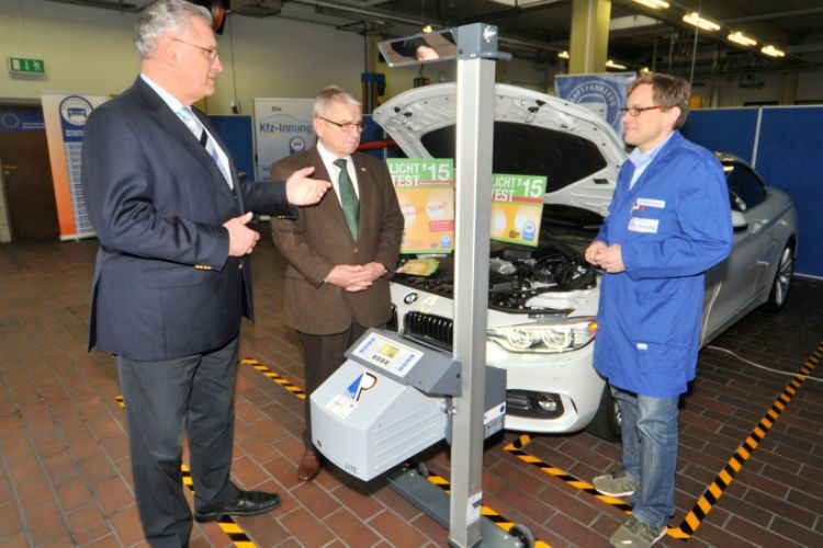 Joachim Herrmann und Klaus-Dieter Breitschwert fragen beim Lichtexperten genau nach. (Foto: Landesverband)