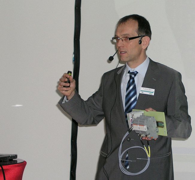 Dr. Thomas Albers, technischer Leiter des Bereiches Automation, erläutert engagiert und im Detail die Feinheiten der neuen Investitionen von Wago bei Ethernet Controllern und in der Verbindungstechnik.  (Bild: PROCESS)