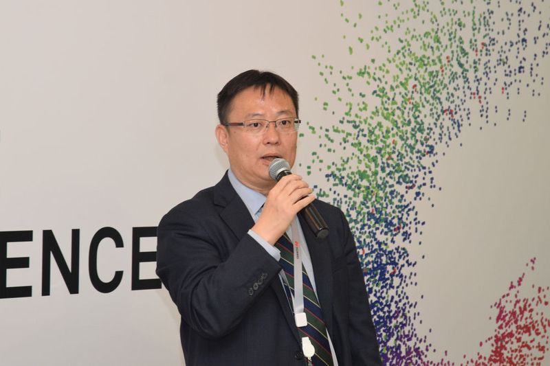 Bruno Zhang, Chef der Huawei Business Unit Cloud, versicherte, seine Firma werde mit dem eigenen Cloud-Angebot nicht auf ausländische Märkte drängen, sondern das Geschäft lieber mit Partnern machen. (Ludger Schmitz / CC BY 3.0)