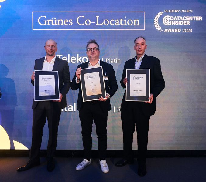 Das Energie-Effizienzgesetz wird uns noch alle nachhaltig beschäftigen. Insbesondere aber reguliert das Gesetz erstmalig die Datacenter-Branche. Doch keine IT läuft ohne Strom und der ist hierzulande nicht grün, sondern grau. Wir werden Rechenzentren nachhaltiger? Durch Stromsparen und die Nachnutzung der Wärme aus den Rechnerräumen, zumindest, was die Co-Location-Sites angeht. Denn was an IT dort abgestellt wird, dafür können die Anbieter von Platz, Verfügbarkeit, physischer Sicherheit und Connectivity-Hubs erst einmal nichts. Wer aber tut sich nach Leser:innen-Meinung hervor? Silber ging an Digital Realty, Senior Vice President und Managing Director DACH Volker Ludwig darf sich freuen, Gold sprachen die Leserschaft, die Webinar- und Podcast Follower Equinix zu. Christian Kaess präsentiert die Auszeichnung und Armin Jesse bringt für die Telekom das Platin heim. Herzlichen Glückwunsch! (Bild:  krassevideos.de / VIT)