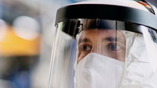 Für die Mitarbeitergesundheit ist das korrekte Anlegen von persönlicher Schutzausrüstung in der Produktion heute ebenso zentral wie für die Aufrechterhaltung des Geschäftsbetriebs. (Bild: Halfpoint/shutterstock.com)