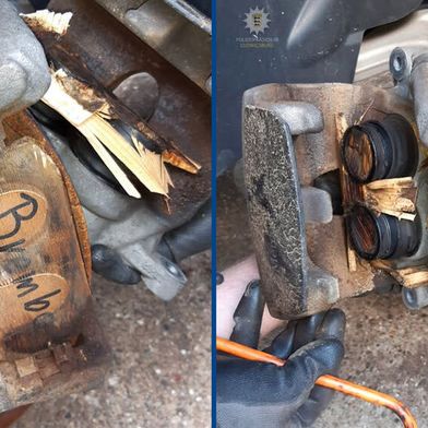 In den Bremssätteln des 100.000-Euro-SUVs fanden sich statt Bremsbelägen zugesägte Holzklötze. (Bild: Polizei Ludwigsburg)