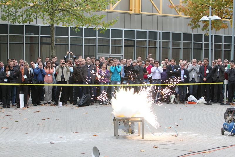 Die Staub-Explosion verläuft kontrolliert... (Bild: Nürnberg Messe)