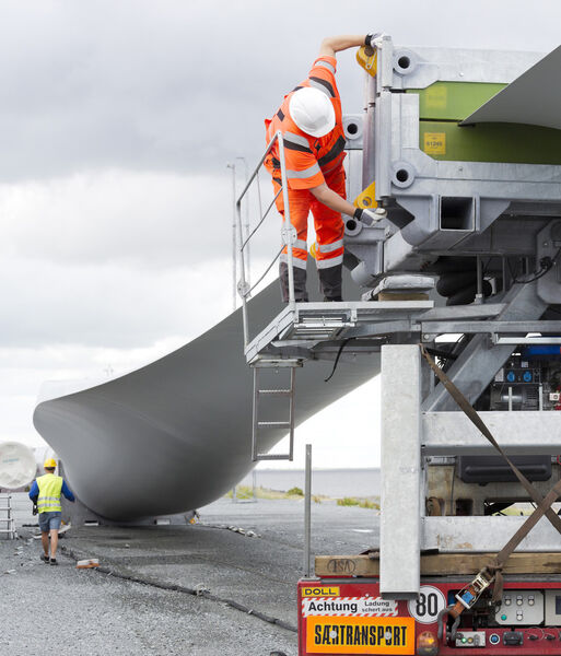 Das mit 75 Metern längste Rotorblatt der Welt wird im Hafen von Esbjerg auf einen Spezialtransporter geladen. (Bild: Siemens)