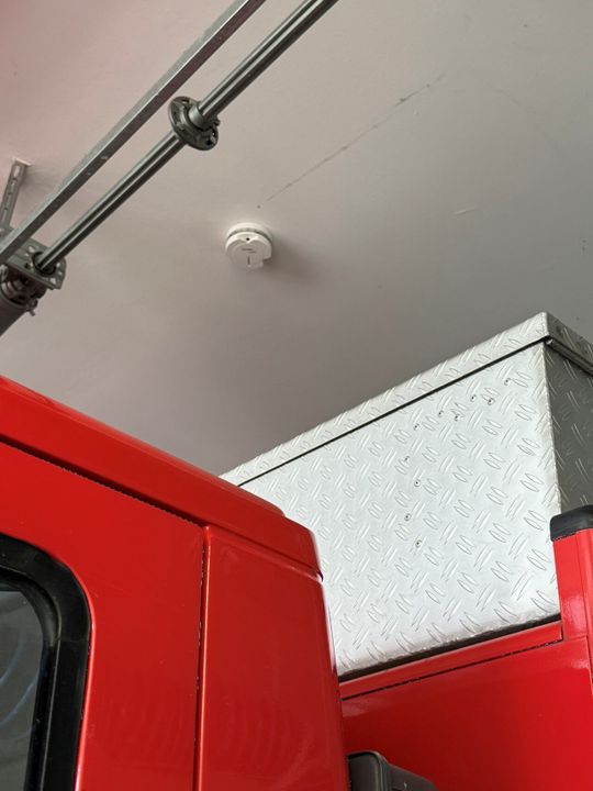 Die Halle der Freiwilligen Feuerwehr Martinfeld ist mit einem LoRaWAN-Rauchwarnmelder ausgestattet.(Bild:  Alpha-Omega Technology)