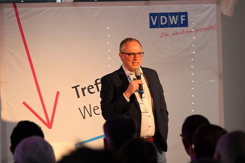 Ralf Dürrwächter, Geschäftsführer beim VDWF, gab einen kurzen Überblick über die zahlreichen Aktivitäten des Verbands (von denen die meisten auch Nichtmitgliedern offenstehen) und führte durchs Programm. (Bild: Maschinenmarkt/rw)