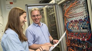Die Ausbildung im Bereich Chemie, Elektronik oder IT bietet gute Übernahmechancen. Doch oft bekommen Betriebe zu wenig Bewerbungen. (Bild: Chemieverbände Rheinland-Pfalz, Fotograf: Marcel Hasübert)