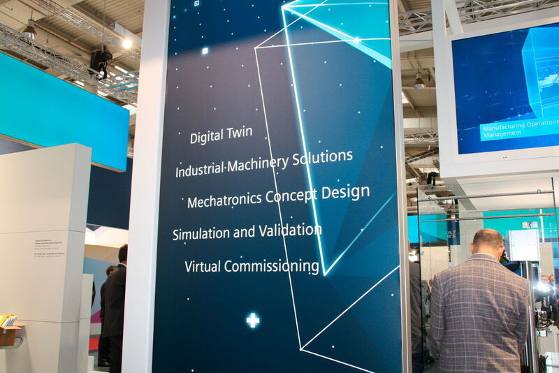 Bei Siemens PLM Software steht der digitale Zwilling im Mittelpunkt: Dank des virtuellen Abbild des physischen Produkts kann die Leistung über die komplette Prozesskette hinweg verbessert werden. (Bild: M. Zwettler/konstruktionspraxis)