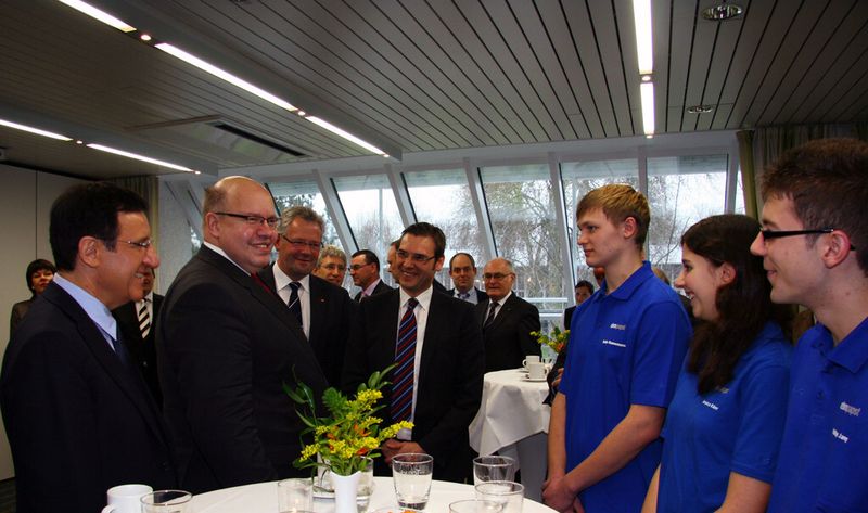 Bundesumweltminister Peter Altmaier im Gespräch mit den Ebm-papst-Energiescouts (v.l.n.r.: MdL Professor Dr. Wolfgang Reinhart, Umweltminister Peter Altmaier, MdB Alois Gerig, Ebm-papst-Pressesprecher Hauke Hannig, Ebm-papst-Energiescouts Robin Hannemann, Jessica Käser, Philipp Jany). (Bild: Ebm-Papst)
