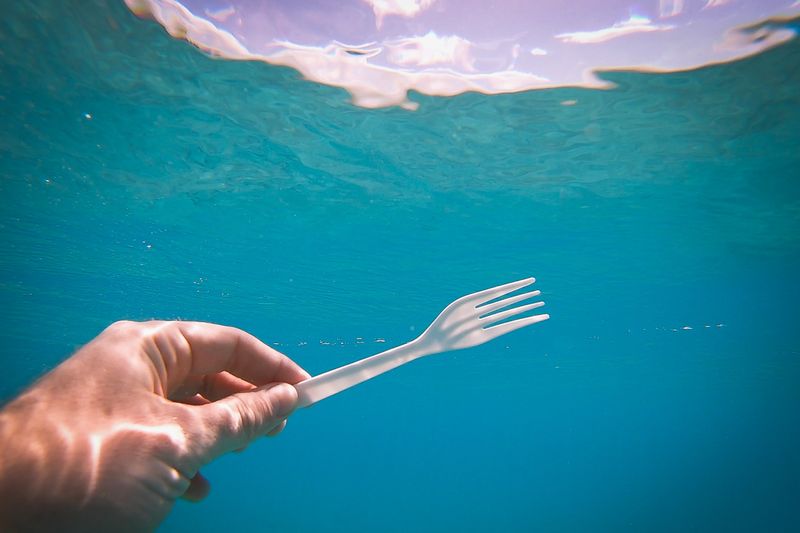 Strohhalme, Rührstäbchen, Besteck usw.: 1 %Maßnahme: Papierstrohhalme und andere Alternativen verwenden, statt Plastikstrohhalme. Sparpotenzial: 701 t/a Auch Einwegprodukte wie Strohhalme oder Besteck machten lediglich 1 % der untersuchten Plastikteile in Flüssen aus. Allein der Umstieg auf Papiertrinkhalme würde in Großbritannien rund 700 Tonnen Plastikmüll weniger pro Jahr in der Umwelt bedeuten.  Ergänzendes zum Thema:  Alternativen zu Kunststoff-Trinkhalmen: Der Strohhalm ist tot – lang lebe der Strohhalm  (Brian Yurasits/Unsplash)