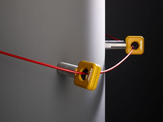 Die Umlenkrolle Multiflex 4R von Steute macht’s möglich: Im Notfall lassen sich Seilzüge damit auch „um die Kurve“ betätigen.(Bild:  Steute)