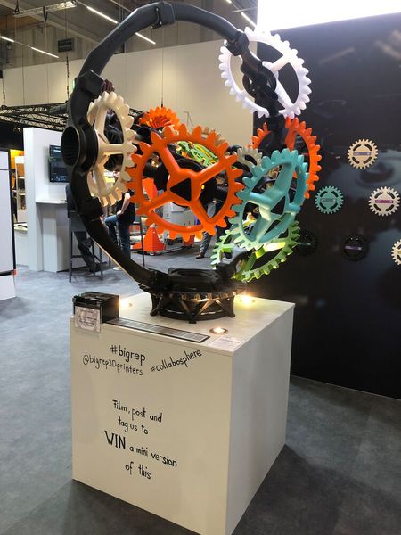 BigRep GmbH übernimmt HAGE3D GmbH – war die Neuheit am Messestand von BigRep, symbolisiert durch die ineinandergreifenden Zahnräder. Beide Unternehmen verfügen gemeinsam über ein hochwertiges Portfolio an industriellen 3D‐Druckern mit einem Bauvolumen von bis zu einem Kubikmeter, die die gesamte Bandbreite an Standard‐, technischen und Hochleistungsthermoplasten in Niedrig‐, Mittel‐ und Hochtemperatur‐Baukammern verarbeiten können.  (Bild: VCG/Juliana Pfeiffer)
