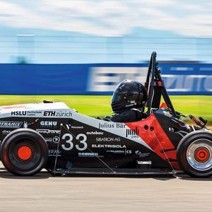 Seit Jahren liefern sich die Universität Stuttgart und die Eidgenössische Technische Hochschule Zürich einen Wettstreit in der Sprintdisziplin von 0 auf 100 km/h. 2022 konnten die deutschen Studenten eine neue Bestmarke von knapp unter 1,5 Sekunden setzen, die im September 2023 jedoch von den Schweizern pulverisiert wurde. „Mythen“ heißt der Experimental-Flitzer der Eidgenossen, dem 12,3 Meter oder 0,956 Sekunden reichen, um aus dem Stillstand in dreistellige Temporegionen vorzudringen. Neben einem viermotorigen Radnabenantrieb mit 240 kW/326 PS und einem Gewicht von lediglich 140 Kilogramm war für die Rekordfahrt noch die Bodenhaftung von ausschlaggebender Bedeutung. Das Abheben verhinderte neben Heck- und Frontflügel eine Art Staubsauger, der das Fahrzeug auf den ersten Metern an den Boden gesaugt hat.(Bild:  ALESSANDRO DELLA BELLA)