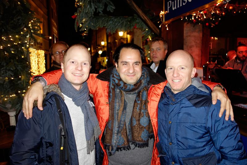 Da kommen wahre XMAS Gefühle auf, denn (m.) Reza Ghafouri, Crocodial, vereint André Schmitz, Arrow ECS, und (r.) Benedikt Häusler, Infinigate. (Bild: IT-BUSINESS)
