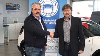 Michael Kühn (links), Obermeister der Kfz-Innung Erfurt-Ilmkreis gratuliert dem neuen Innungsgeschäftsführer Stefan Scheffler und sagt ihm seine volle Unterstützung zu. (Bild: Kfz-Innung Erfurt-Ilmkreis)