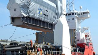 Für den Transport der 325 t schweren MAN-Dieselmotoren wurde Spezialequipment eingesetzt. (Rhenus)