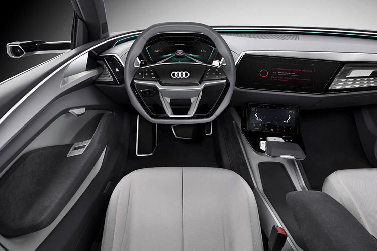Großflächige Touchscreens unterhalb des Zentraldisplays, an der Mittelkonsole und in den Türverkleidungen, dienen der Information und Interaktion mit den Fahrzeugsystemen.  (Audi)
