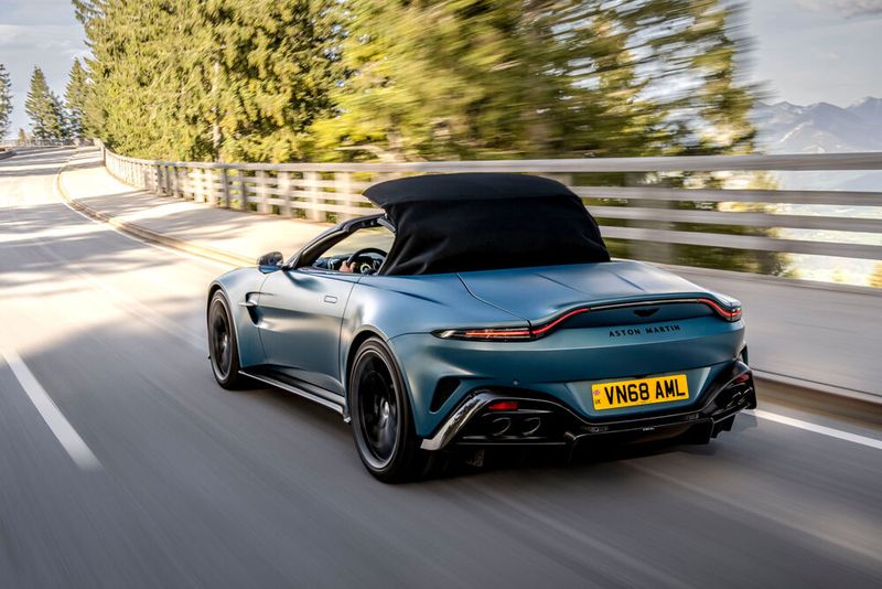 Laut Aston Martin öffnet sich das achtfach isolierte, „schnellste Faltdach auf dem Markt“ in 6,8 Sekunden und bis Tempo 50. (Aston Martin/Andy Morgan)