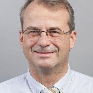 Peter Steger, Leiter der Elektrokonstruktion bei der Grob-Werke GmbH & Co. KG in Mindelheim:„Vorbei sind die Zeiten der „goldenen Zunge“, eines universellen Schlüssels zur Manipulation von Schutzeinrichtungen. Mit ihm lässt sich der Steuerung vorgaukeln, die Schutztür sei verschlossen und verriegelt.“