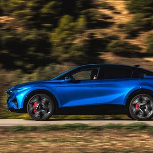 Der 4,62 Meter lange A390 mit fünf Türen bewegt sich formal zwischen SUV und Coupé. (Bild: Alpine)