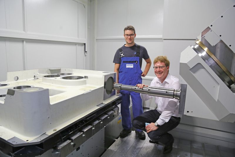 Eindrücklich der Blick in das neue Starrag-Heckert-BAZ: Daniel Mühlethaler (Maschinenführer, Ferrum) und Kim Arnold (Anwendungstechniker, Urma AG) mit dem lang auskragenden RX-System-Reibwerkzeug. (Bild: Matthias Böhm)