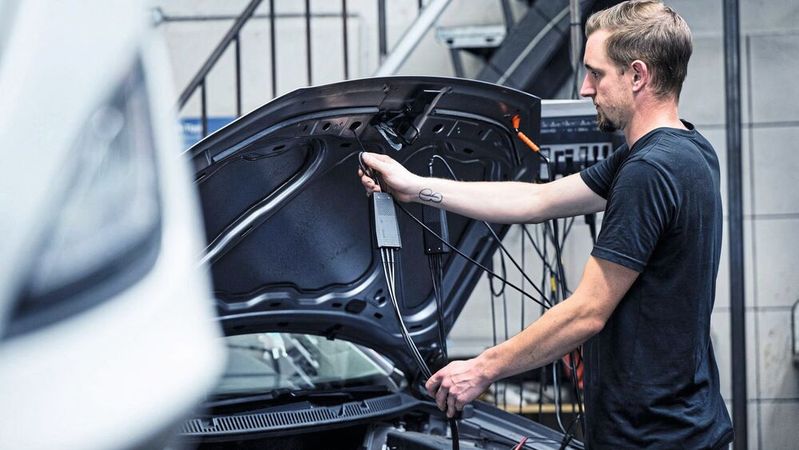 Um Fahrzeugdaten auslesen und Herstellerinformationen erhalten zu können, benötigen Kfz-Werkstätten die entsprechenden Zugänge.(Bild:  ProMotor)