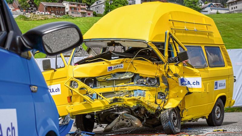 Obwohl der T3 seinerzeit seinen Konkurrenten in Sachen Crashverhalten und Insassenschutz deutlich überlegen war, unter anderem dank seines sogenannten Gabelrahmens im Frontbereich, sieht er im Vergleich zum T6 selbstredend alt aus. (Bild: © KEYSTONE / MELANIE DUCHENE)