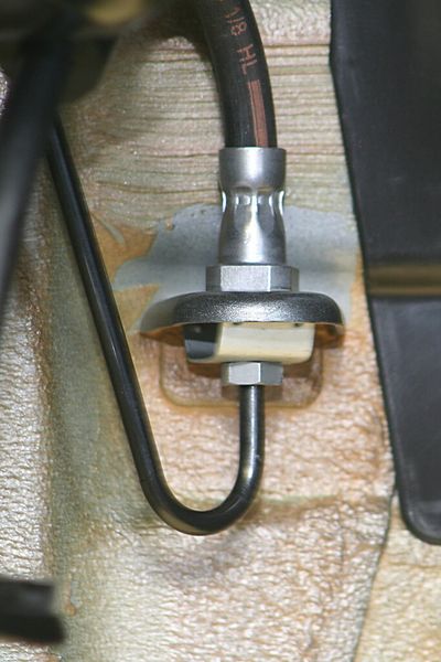 Alles andere als eine einfache Verschraubung: Bei dieser Quetschverbindung der Bremsleitung treten unweigerlich Setzerscheinungen auf. (Bild: Atlas Copco)