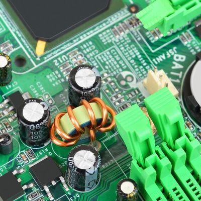 LTspice and SIMPLIS simulations demonstrate variable off-time control of a 10 kW Vienna rectifier, including its input-current waveforms, loop response and transient behaviour. (Bild: © Unkas Photo - stock.adobe.com)