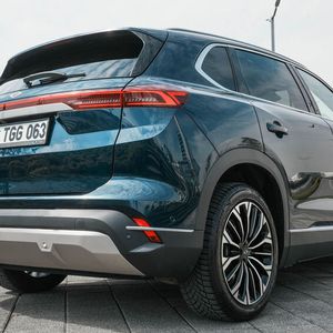 Das Heckdesign lehnt sich an die Optik der Konkurrenten an.(Bild:  SP-X/Benjamin Bessinger)