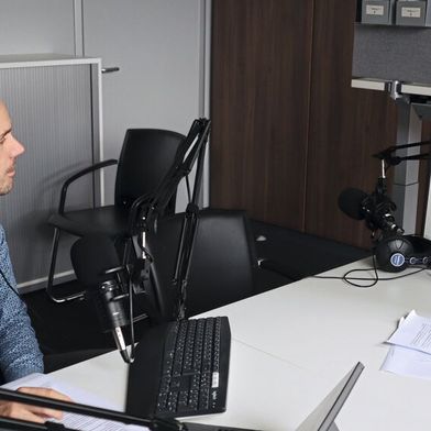 „In vielen europäischen Chemieanlagen sinkt die Arbeitsproduktivität seit über einem Jahrzehnt – nicht nur wegen steigender Energiepreise, sondern auch durch alternde Belegschaften, unzureichende Digitalisierung und wachsende Dokumentationspflichten”, erklärt Christoph Rosenthal, Technical Solution Consultant, bei Hexagon (per Videokonferenz zugeschaltet) im Podcast PROCESS-Redakteur Stephan Dominik (li.). (Bild: PROCESS/Wühr)