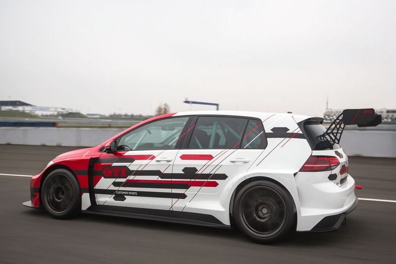 Der Spoiler am Heck verrät wenig unscheinbar: Hier rollt ein Motorsportler an. (Bild: VW Motorsport)