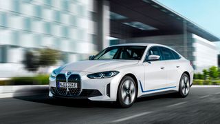 Mit dem elektrischen Cousin der Dreier- und Vierer-Reihe tritt BMW direkt gegen den E-Auto-Bestseller Tesla Model 3 an. (Bild: BMW Group)