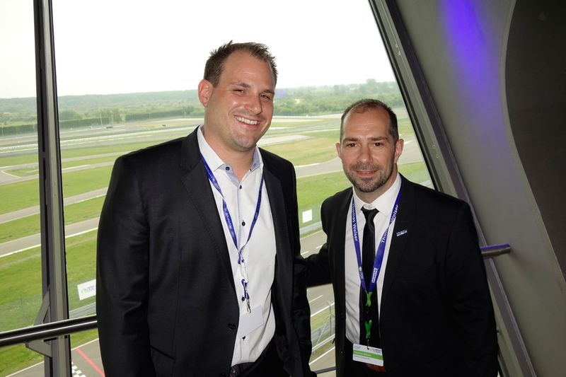 (l.) Frank Seidel, WD, und Thomas Weiser, bluechip, schauen sich die Rennstrecke von oben an. (Bild: IT-BUSINESS)