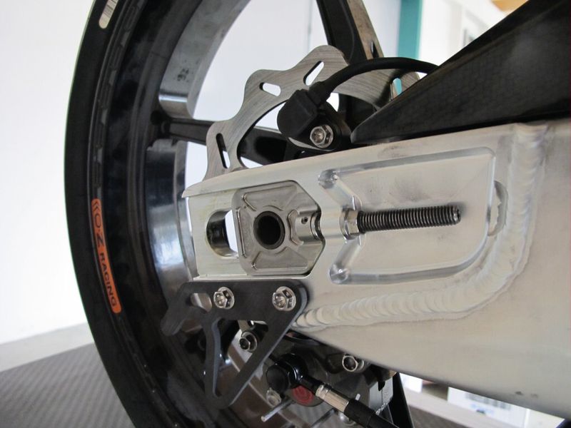 Hinterachse des Moto3-Motorrads: Schrauben und Spanner aus Titan. (Bild: Kaiser)