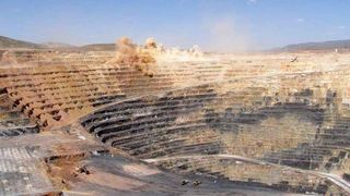 FIG. 1: The selection of the most appropriate materials handling system for a given mining operation must consider economic, social, environmental and technical issues. (Picture: Geomartin / Wikimedia Commons)