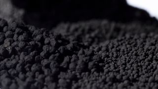 Carbon Black wird in der Regel mit hohem Energie- und Prozessmaterialaufwand hergestellt. HiQ-Carb wird deshalb Standart-Leitruß durch neuen und viel grüneren hochwertigen Acetylenruß ersetzen. (Orion Engineered Carbons)