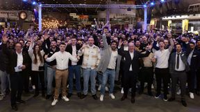 Bei der Lossprechungsfeier der Kfz-Innung Region Stuttgart wurden auf der Retro Classics 200 Absolventen in den Gesellenstand gehoben. Erstmal wurde der Rolf-Weeber-Preis für einen „Vorbildlichen Team-Worker“ vergeben. Neben den offiziellen Ehrungen bot die Lossprechungsfeier den Absolventen auch die Gelegenheit, gemeinsam mit ihren Familien, Freunden und Ausbildern auf ihre Erfolge anzustoßen und den erfolgreichen Abschluss ihrer Ausbildung zu feiern.
 (Bild: Wolfgang List)