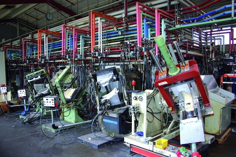 Bild 1: Formenträger für mittlere und kleine geschäumte Polyurethanteile. Die zur Herstellung verwendeten Formen bestehen aus kostengünstigem Aluminium. (Archiv: Vogel Business Media)