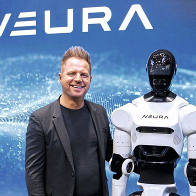 David Reger mit Humanoid 4NE1: Wer von beiden ist wirklich die Galionsfigur von Neura Robotics? (Bild: Neura Robotics)