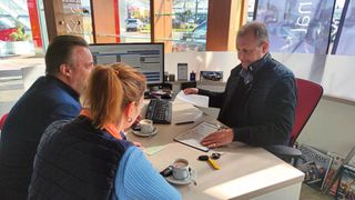 Bei Auto Saxe in Leipzig nehmen die Verkäufer auch die Servicekunden in Empfang, die beispielsweise zur Inspektion oder zum Räderwechsel ins Autohaus kommen.  (Bild: Auto Saxe)