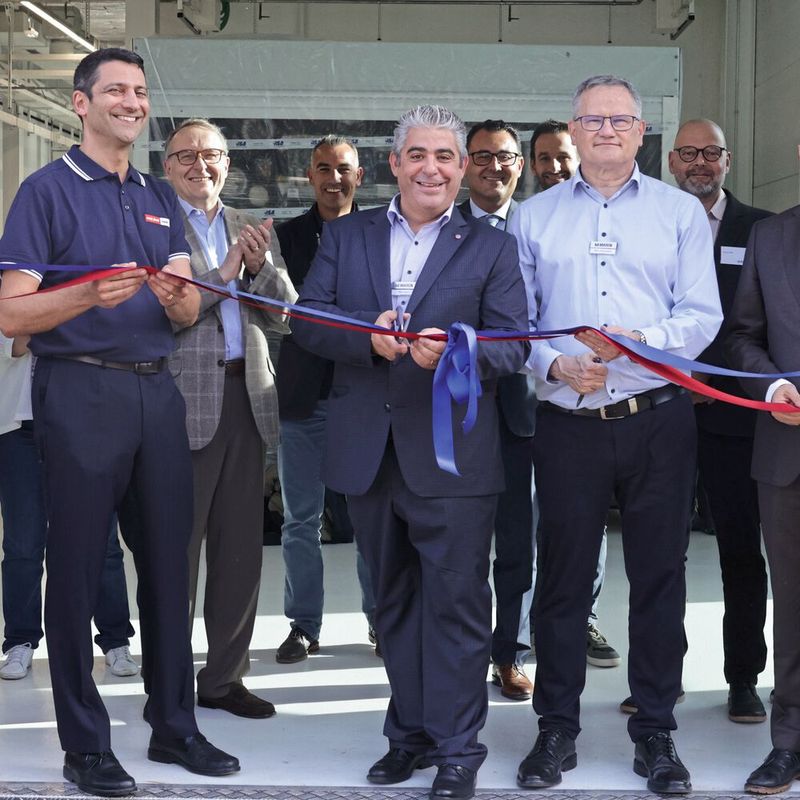 Einweihung der neuen Produktionsräume: Der neue COO der Mikron Switzerland AG, Division Tool, Elio Lupica mit Vertretern der lokalen Behörden und der Dachverbände AITI und Swissmem. 