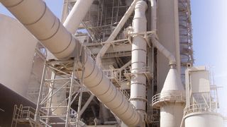 Abb. 1: In der Zementindustrie sind Wälzlager besonders widrigen Bedingungen ausgesetzt, die ihre Lebensdauer reduzieren. (Bild: NSK)