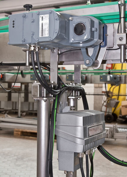 Der Field-Device-Controller Movifit (unten) verbindet die mechatronischen Antriebseinheiten ins überlagerte Netzwerk. Beide Geräte sind im Hygienic Design ausgeführt. (SEW-Eurodrive)