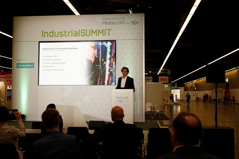 Und auch am dritten Messetag war der Industrial Summit noch gut besucht, wie hier beim Vortrag von Matthias Weidner von Betrandt. (Bild: Breunig – VCG)