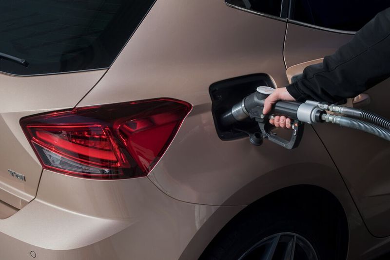 Der Gas-Tank fasst 13 Kilo komprimiertes Erdgas. Das reicht für knapp 400 Kilometer. (Bild: Seat)