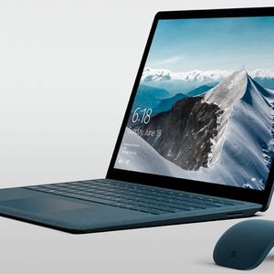 Microsoft Surface: Laptop in Kobaltblau mit Microsofts Surface-Arc-Maus(Bild:  Microsoft)
