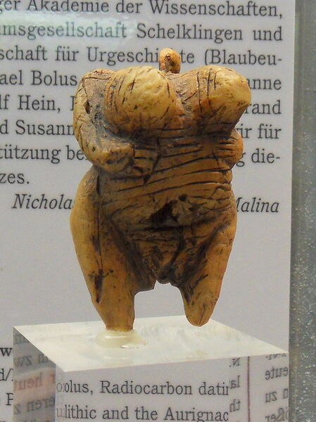 Die Venus vom Hohlefels ist eine etwa 35.000 Jahre alte Figur. Das hier gezeigte Replika wurde mittels eines 3D-Druckers der Bauart Stereolithografie hergestellt. (Bild: „Venus vom Hohlen Fels Replik“ von Thilo Parg)